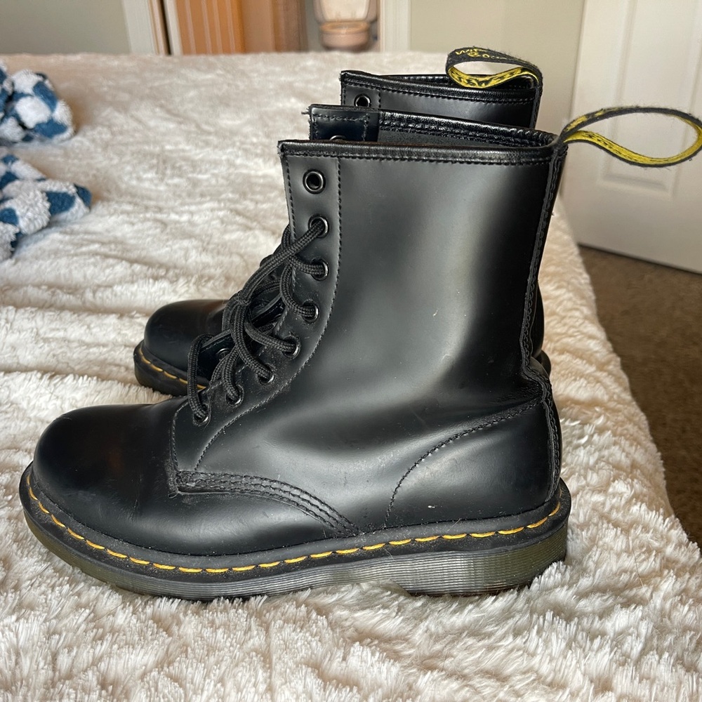 Doc martens women’s. Barley worn. Only one scuff on shoe.